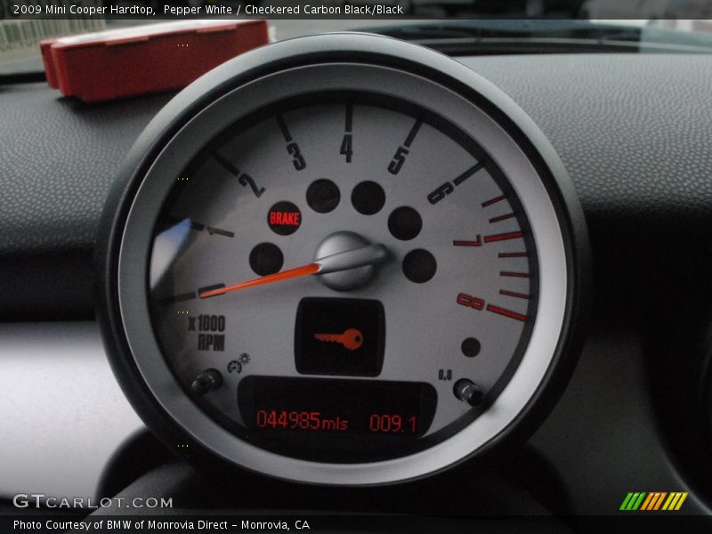 Pepper White / Checkered Carbon Black/Black 2009 Mini Cooper Hardtop