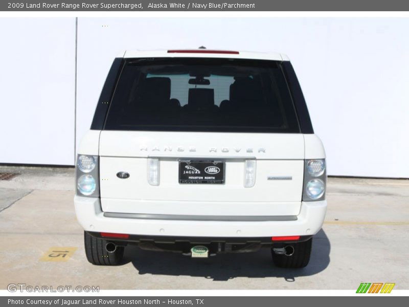 Alaska White / Navy Blue/Parchment 2009 Land Rover Range Rover Supercharged