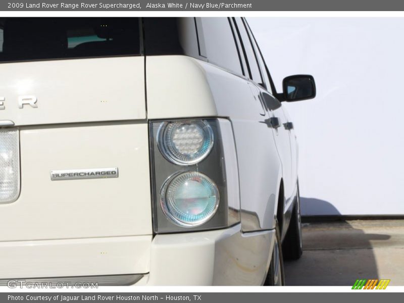 Alaska White / Navy Blue/Parchment 2009 Land Rover Range Rover Supercharged
