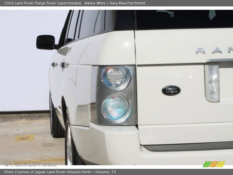 Alaska White / Navy Blue/Parchment 2009 Land Rover Range Rover Supercharged