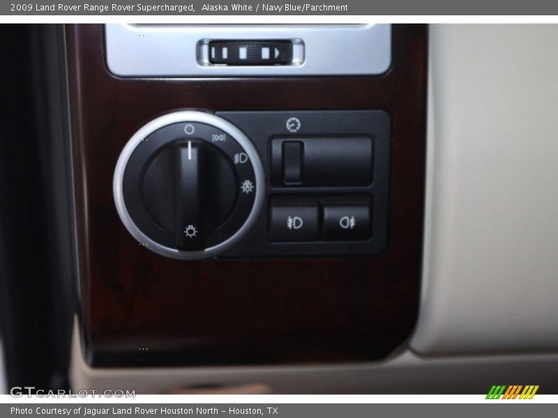 Alaska White / Navy Blue/Parchment 2009 Land Rover Range Rover Supercharged