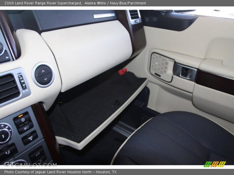 Alaska White / Navy Blue/Parchment 2009 Land Rover Range Rover Supercharged