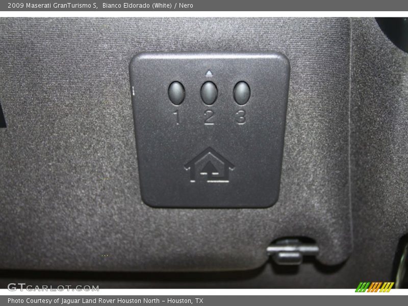 Bianco Eldorado (White) / Nero 2009 Maserati GranTurismo S