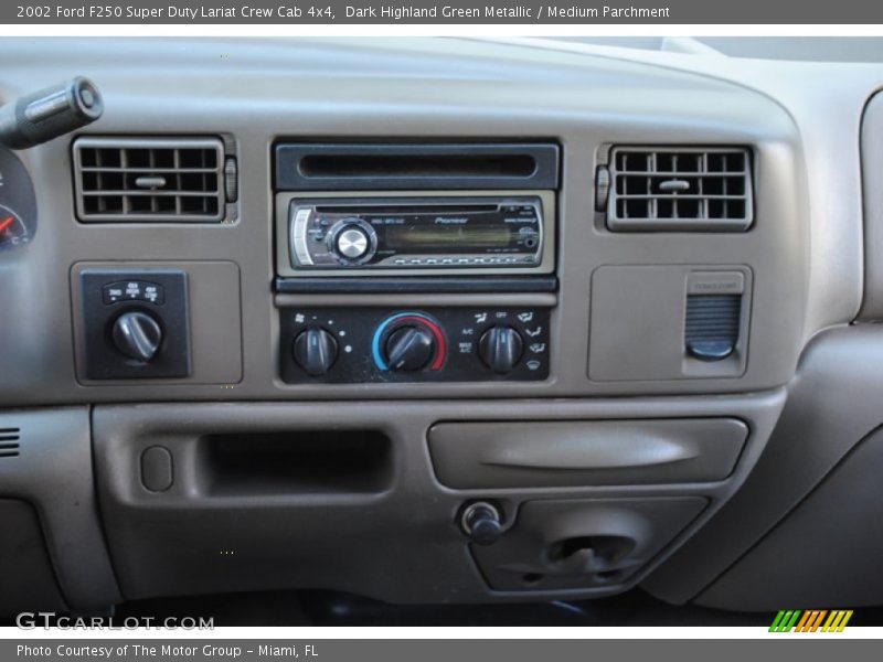 Dark Highland Green Metallic / Medium Parchment 2002 Ford F250 Super Duty Lariat Crew Cab 4x4