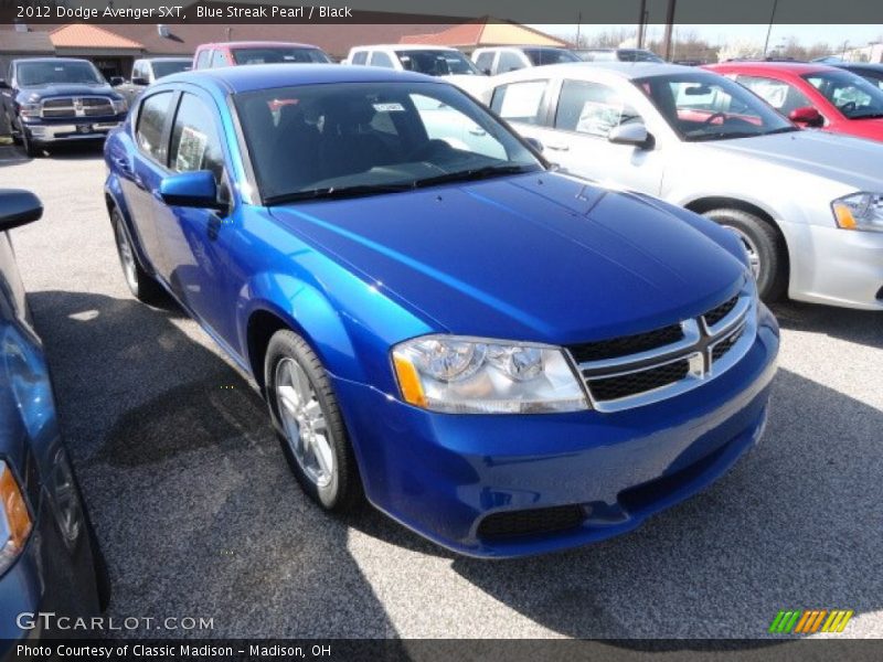 Front 3/4 View of 2012 Avenger SXT