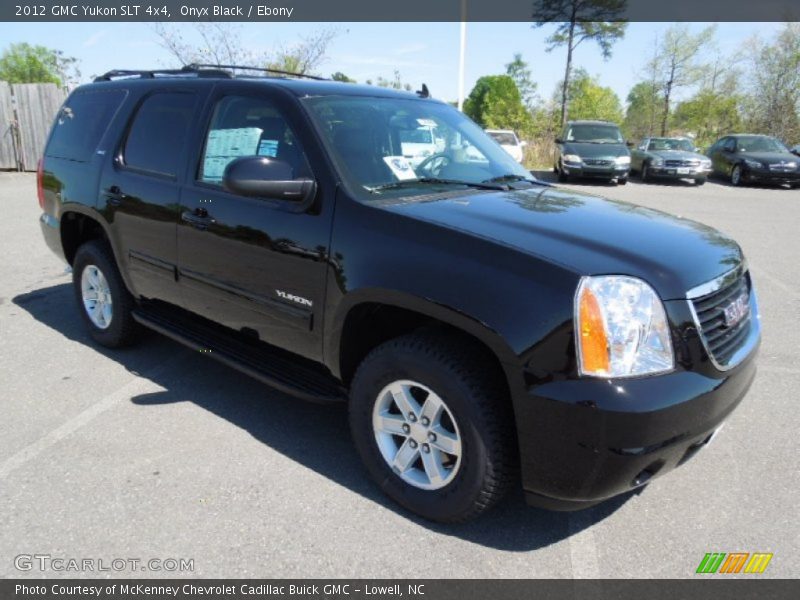 Front 3/4 View of 2012 Yukon SLT 4x4