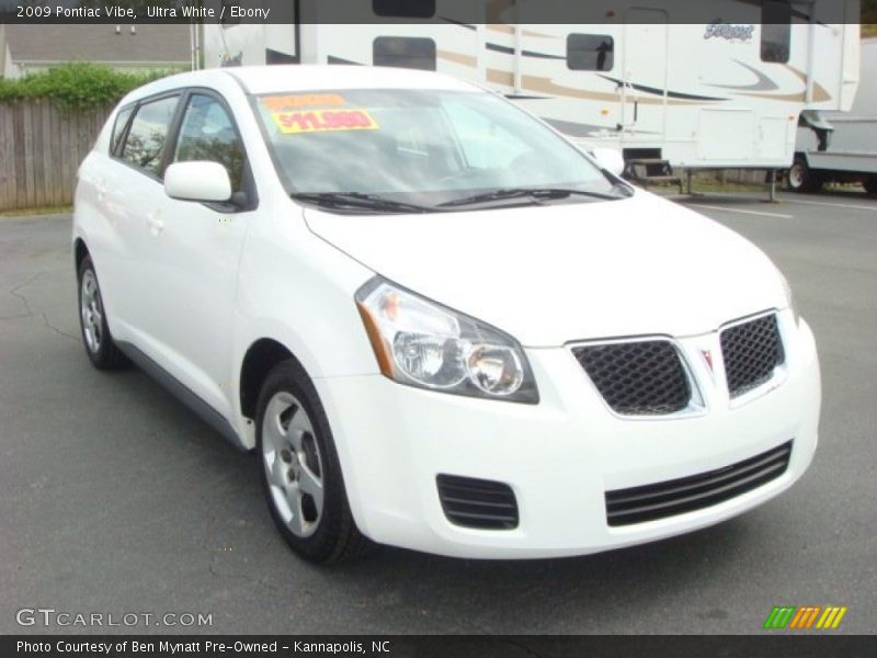 Ultra White / Ebony 2009 Pontiac Vibe