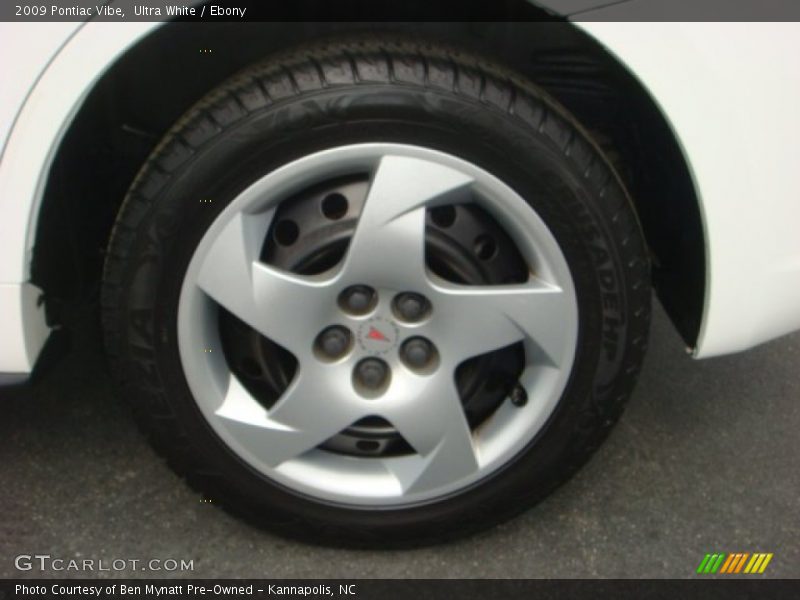 Ultra White / Ebony 2009 Pontiac Vibe