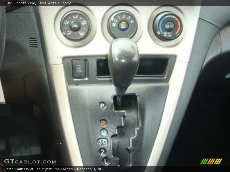 Ultra White / Ebony 2009 Pontiac Vibe