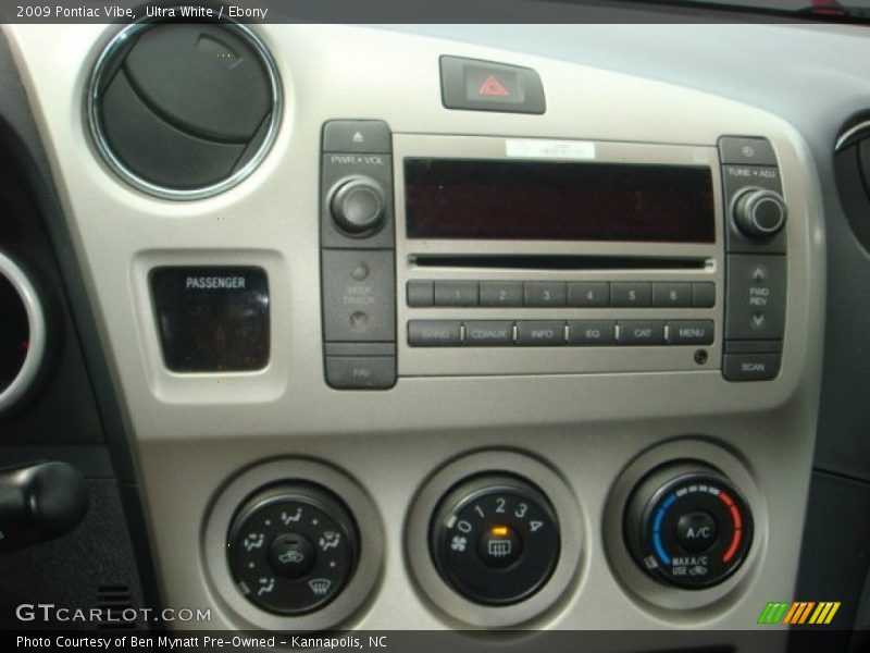 Ultra White / Ebony 2009 Pontiac Vibe