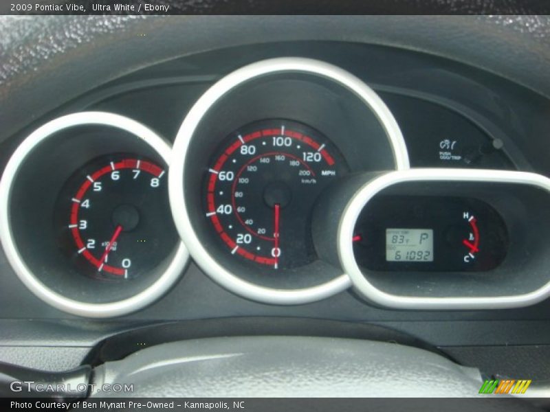 Ultra White / Ebony 2009 Pontiac Vibe