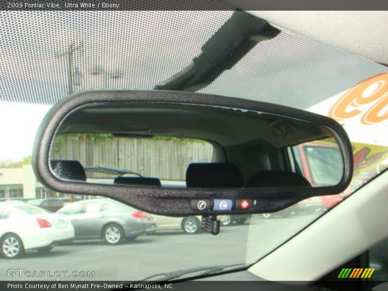 Ultra White / Ebony 2009 Pontiac Vibe