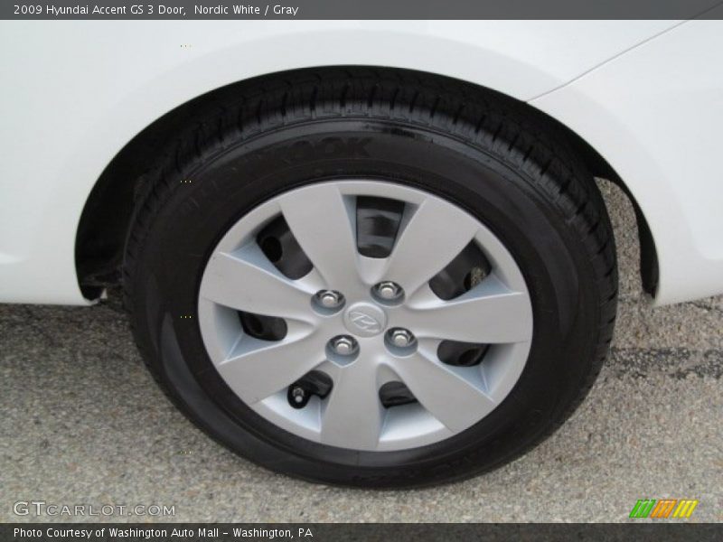 Nordic White / Gray 2009 Hyundai Accent GS 3 Door