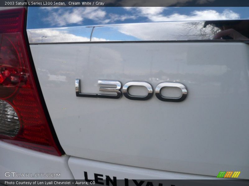 Cream White / Gray 2003 Saturn L Series L300 Sedan