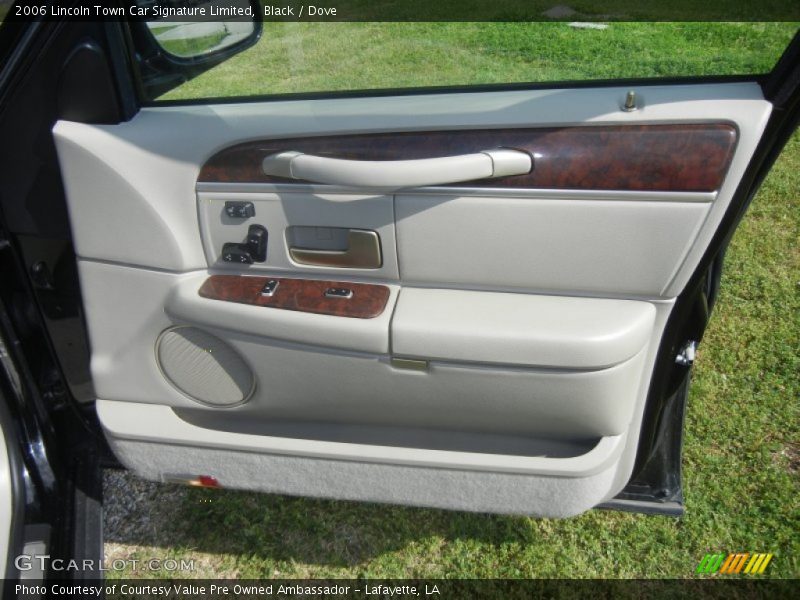 Black / Dove 2006 Lincoln Town Car Signature Limited