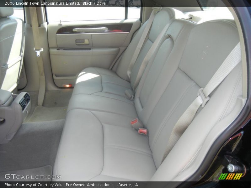 Black / Dove 2006 Lincoln Town Car Signature Limited