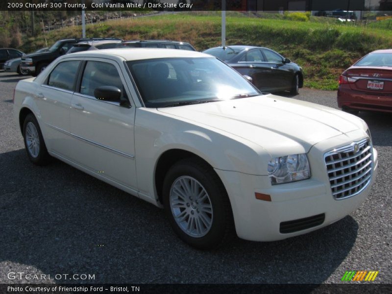 Cool Vanilla White / Dark Slate Gray 2009 Chrysler 300 Touring