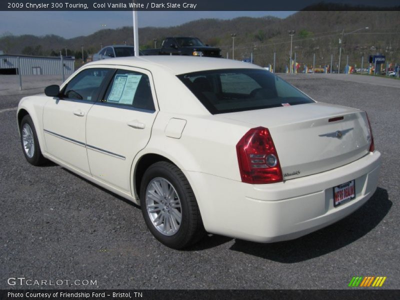 Cool Vanilla White / Dark Slate Gray 2009 Chrysler 300 Touring