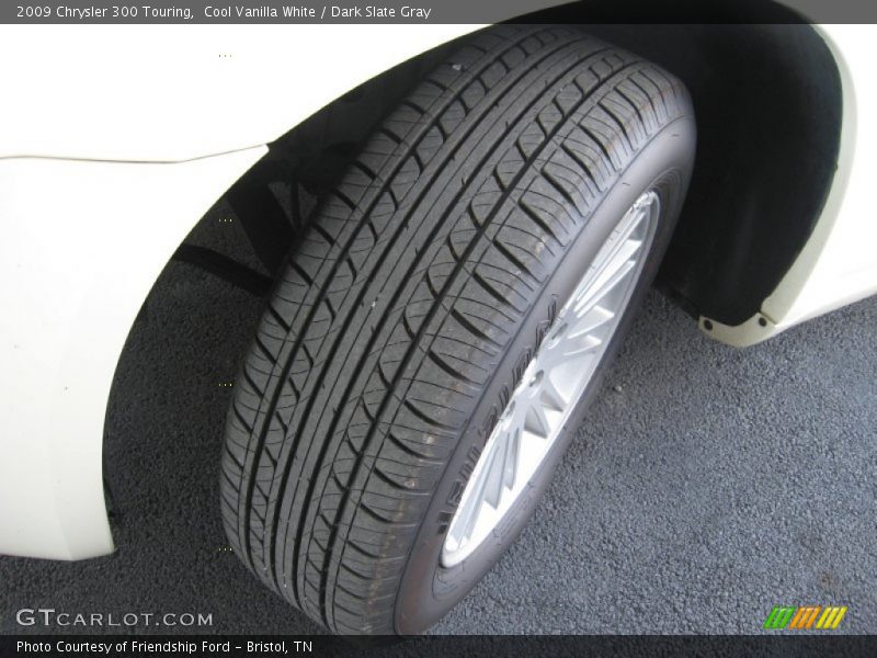 Cool Vanilla White / Dark Slate Gray 2009 Chrysler 300 Touring