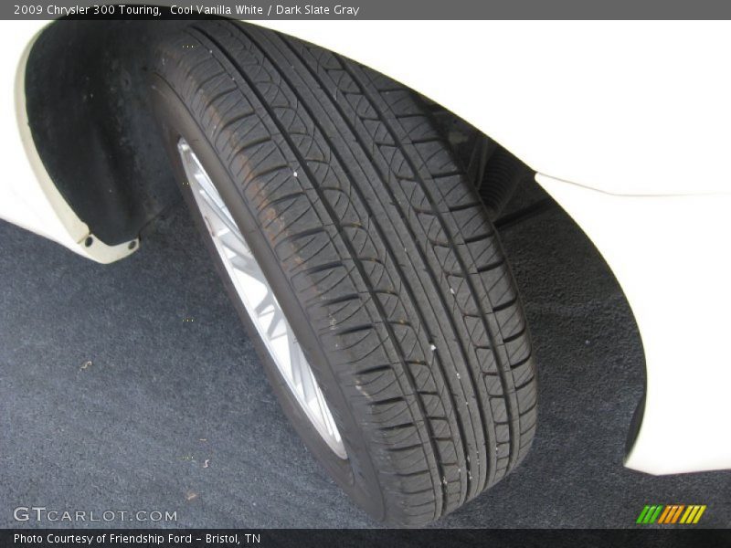 Cool Vanilla White / Dark Slate Gray 2009 Chrysler 300 Touring