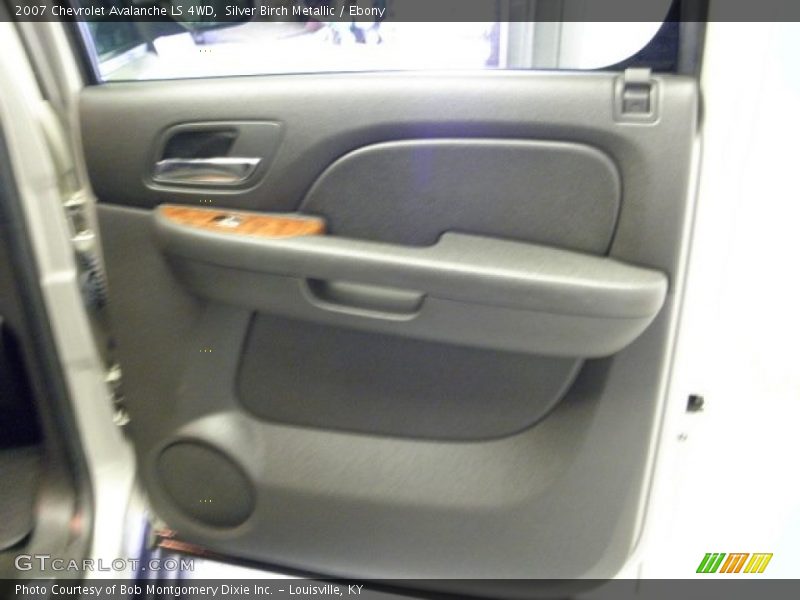 Silver Birch Metallic / Ebony 2007 Chevrolet Avalanche LS 4WD