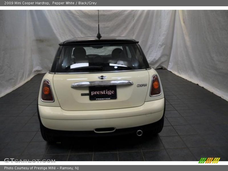 Pepper White / Black/Grey 2009 Mini Cooper Hardtop