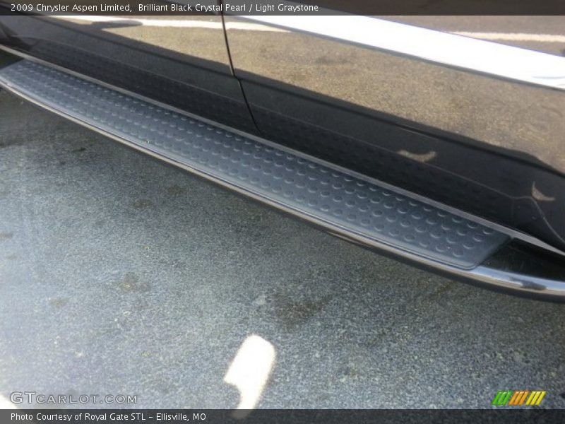 Brilliant Black Crystal Pearl / Light Graystone 2009 Chrysler Aspen Limited