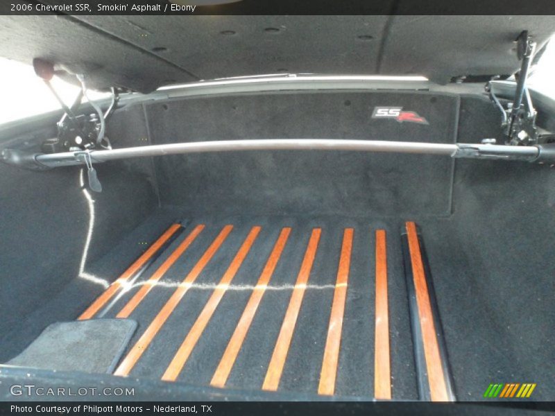  2006 SSR  Trunk