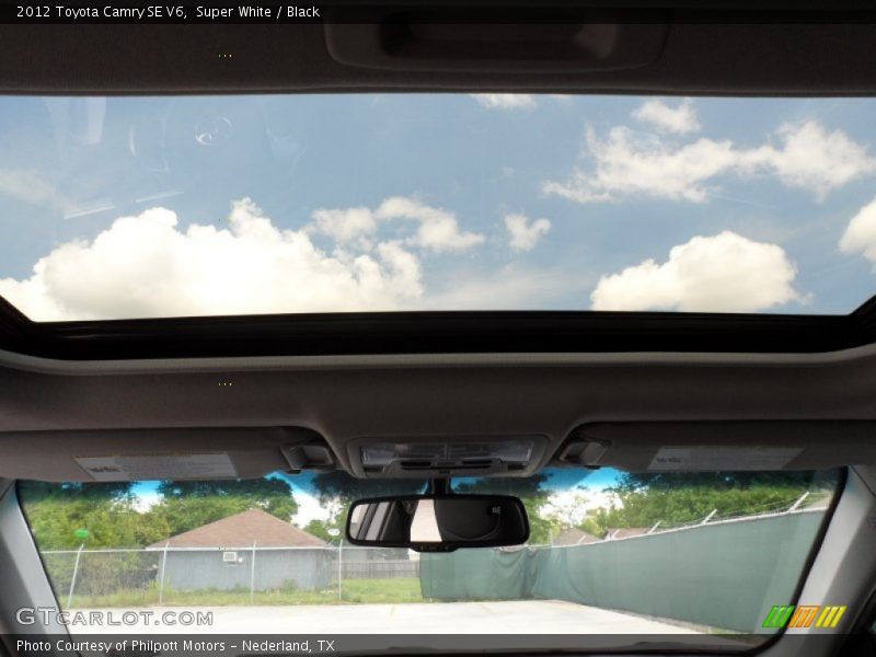 Super White / Black 2012 Toyota Camry SE V6