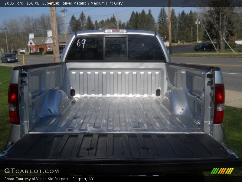 Silver Metallic / Medium Flint Grey 2005 Ford F150 XLT SuperCab