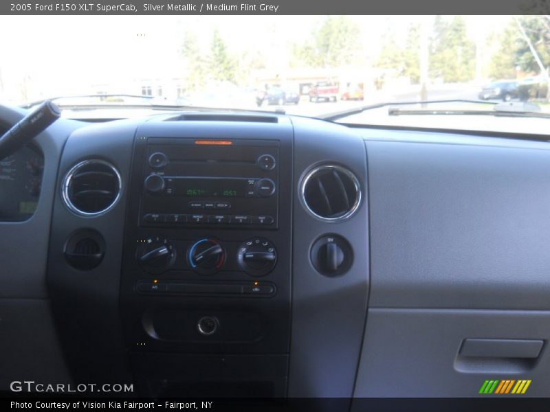 Silver Metallic / Medium Flint Grey 2005 Ford F150 XLT SuperCab