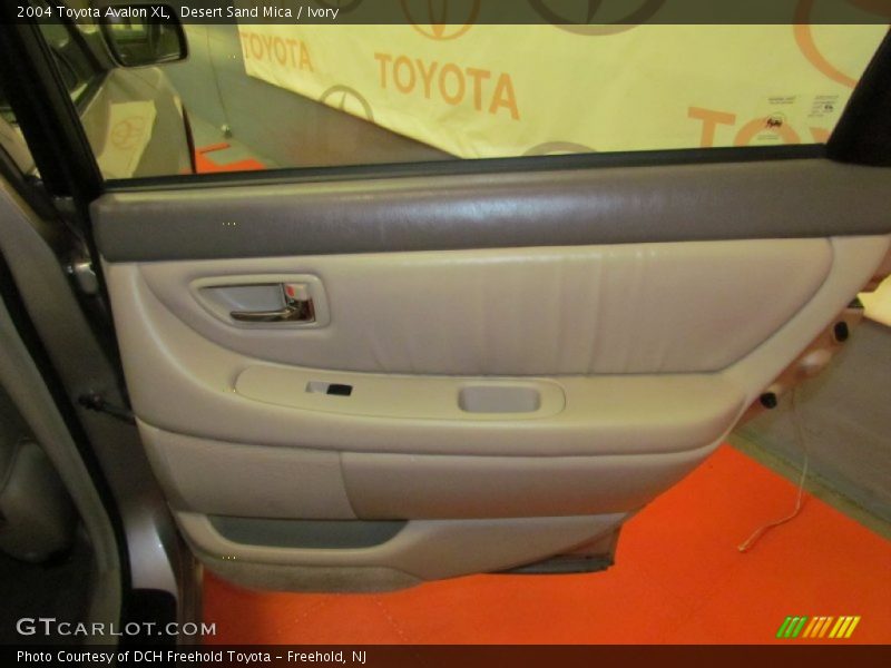 Desert Sand Mica / Ivory 2004 Toyota Avalon XL