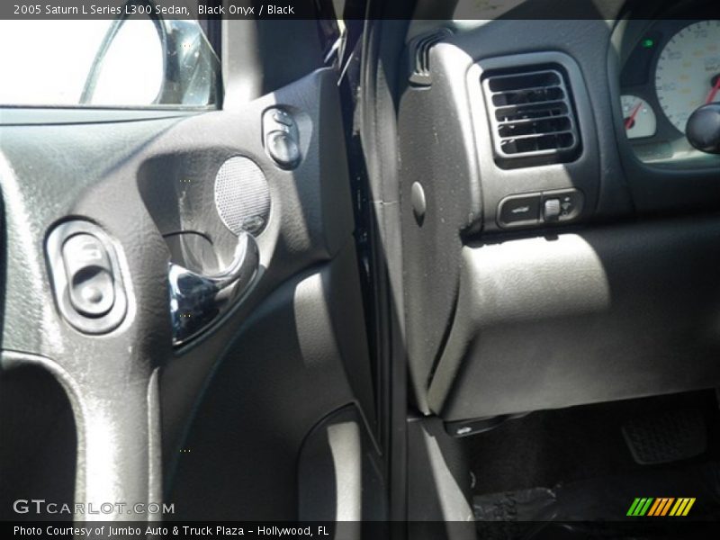 Black Onyx / Black 2005 Saturn L Series L300 Sedan