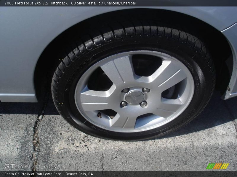 CD Silver Metallic / Charcoal/Charcoal 2005 Ford Focus ZX5 SES Hatchback