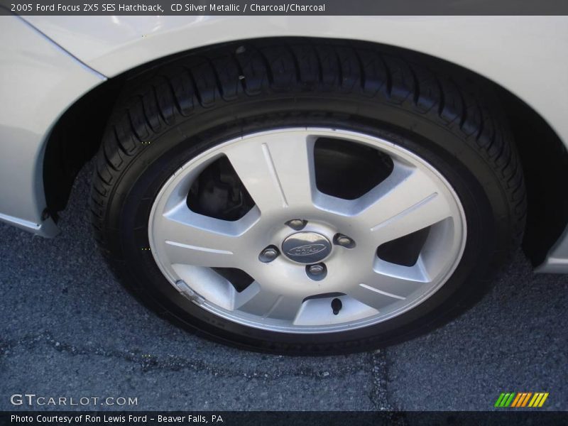 CD Silver Metallic / Charcoal/Charcoal 2005 Ford Focus ZX5 SES Hatchback