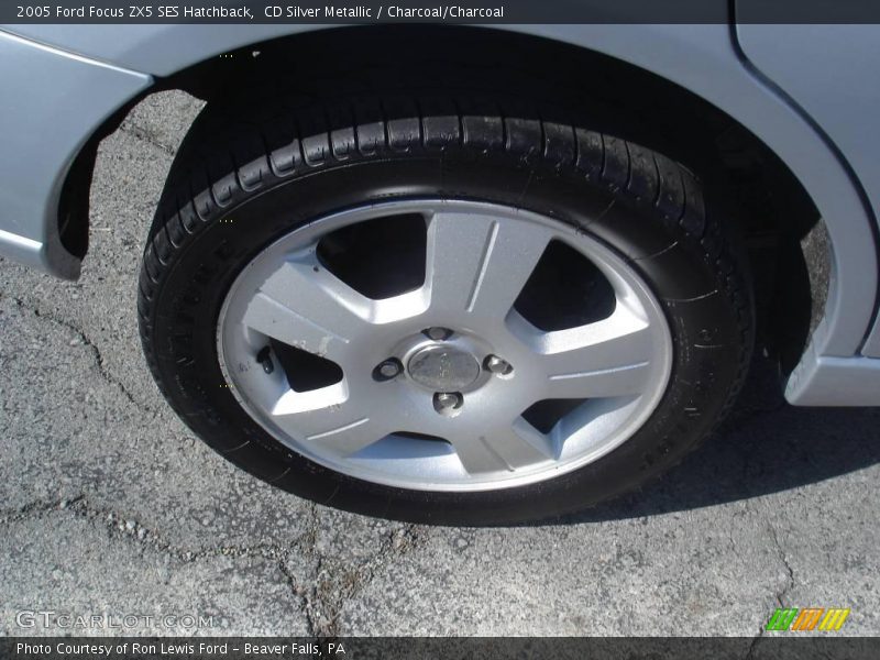 CD Silver Metallic / Charcoal/Charcoal 2005 Ford Focus ZX5 SES Hatchback