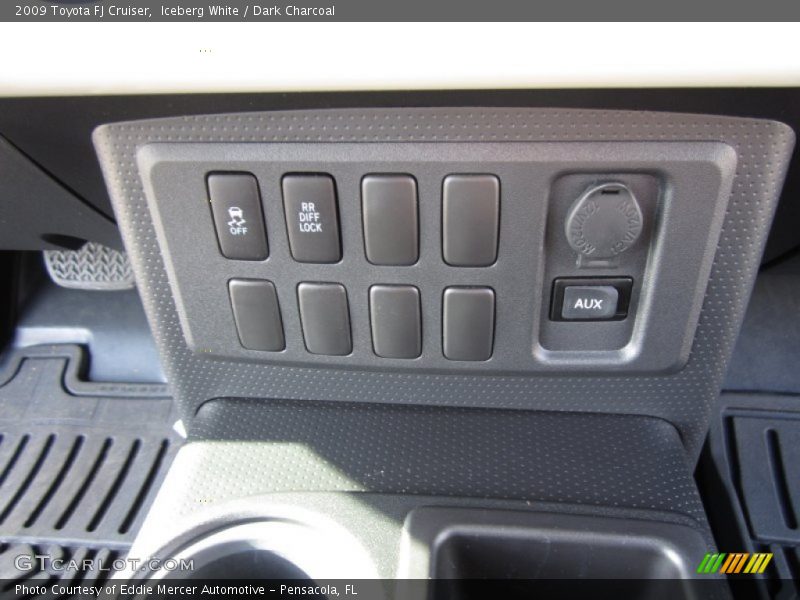 Iceberg White / Dark Charcoal 2009 Toyota FJ Cruiser