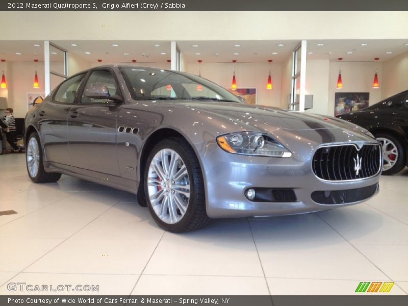 Front 3/4 View of 2012 Quattroporte S