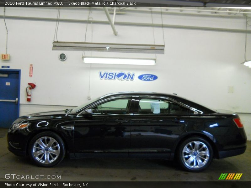 Tuxedo Black Metallic / Charcoal Black 2010 Ford Taurus Limited AWD