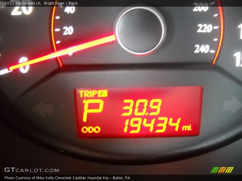 Bright Silver / Black 2011 Kia Sorento LX