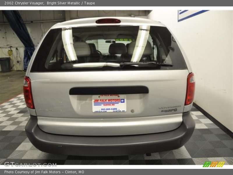 Bright Silver Metallic / Taupe 2002 Chrysler Voyager