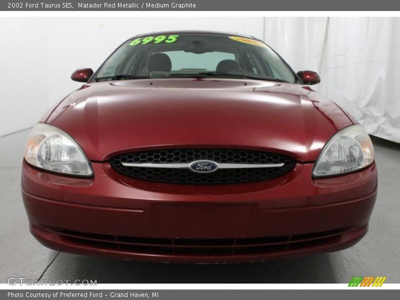 Matador Red Metallic / Medium Graphite 2002 Ford Taurus SES
