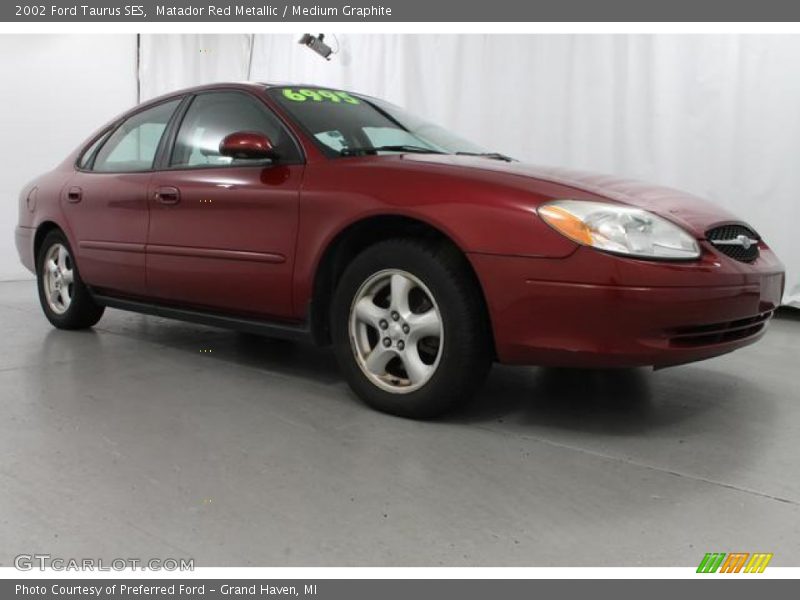 Matador Red Metallic / Medium Graphite 2002 Ford Taurus SES