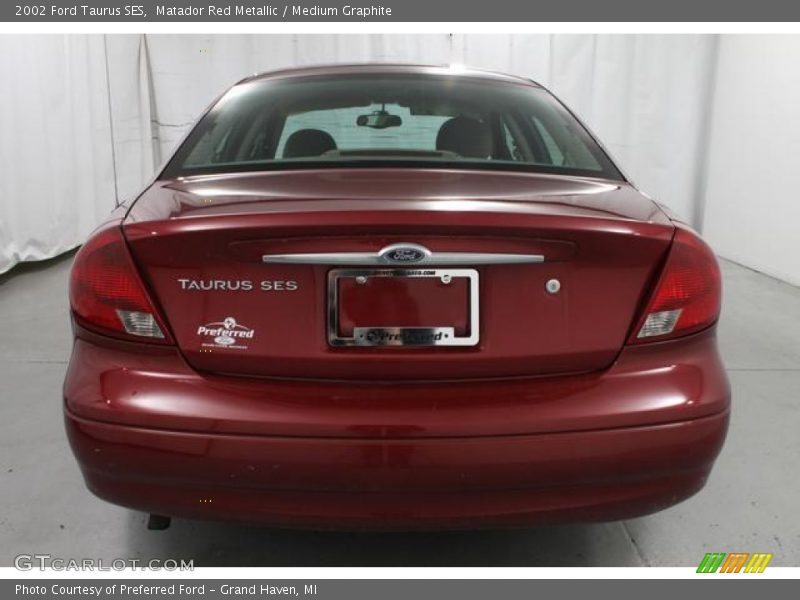 Matador Red Metallic / Medium Graphite 2002 Ford Taurus SES