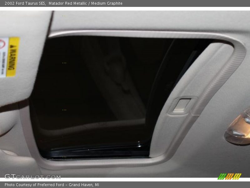 Matador Red Metallic / Medium Graphite 2002 Ford Taurus SES
