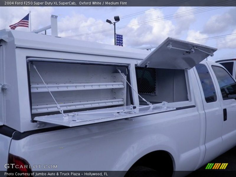 Oxford White / Medium Flint 2004 Ford F250 Super Duty XL SuperCab