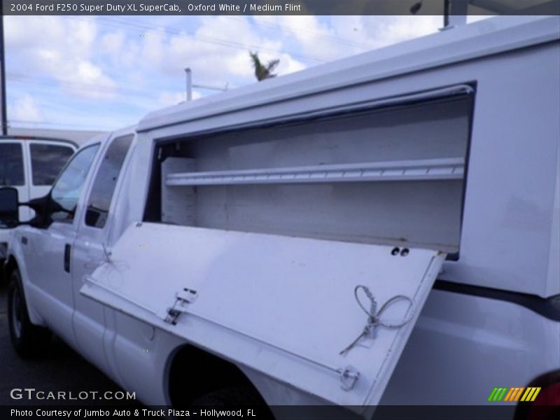 Oxford White / Medium Flint 2004 Ford F250 Super Duty XL SuperCab