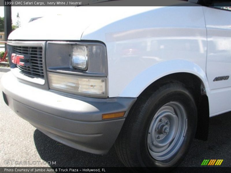 Ivory White / Neutral 1999 GMC Safari Cargo