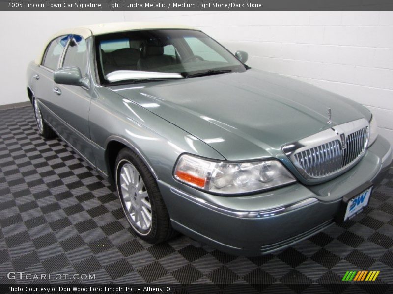Light Tundra Metallic / Medium Light Stone/Dark Stone 2005 Lincoln Town Car Signature