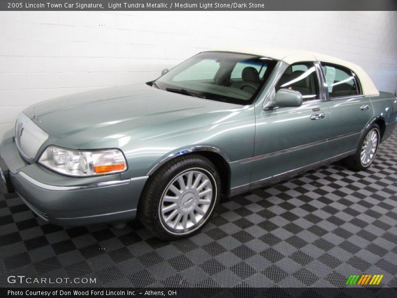 Front 3/4 View of 2005 Town Car Signature